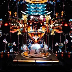 U2 w Atomic City: spektakularna scena z neonami, gitarami i wizualizacjami nawiązującymi do Las Vegas.
