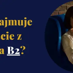 Kobieta w białej bluzce siedzi w granatowym fotelu. Tekst pyta: "Ile zajmuje wejście z B1 na B2?".
