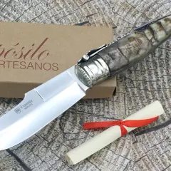 Navajas Expósito de Albacete, con mango de asta y detalle de pergamino con lazo rojo.