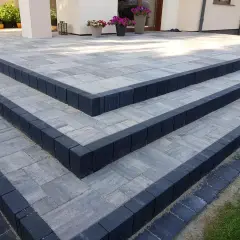 Nowoczesne schody z kostki brukowej. Różne rodzaje kostki brukowej tworzą elegancką kompozycję.