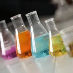 Do czego służy kolba okrągłodenna? Odkryj jej kluczowe zastosowania w chemii