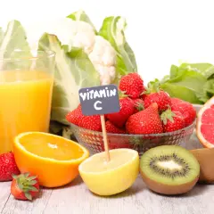 Frukt och grönsaker som jordgubbar, apelsiner, kiwi och grapefrukt, rika på **c vitamin**.