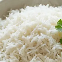 Schüssel mit dampfendem Reis, garniert mit Koriander. Perfekt, um Reis vor dem Kochen anzubraten für extra Aroma.