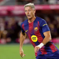 Robert Lewandowski w koszulce FC Barcelony, gotowy do gry w La Liga.