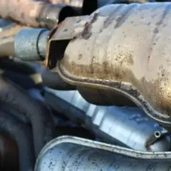 Montón de catalizadores de coches oxidados. Se roban por los metales preciosos que contienen, como platino y rodio.