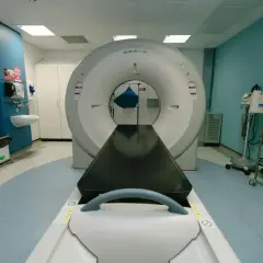 Gabinet rezonansu magnetycznego. Czy rezonans jest szkodliwy? Badanie jest bezpieczne, nie używa promieniowania jonizującego.