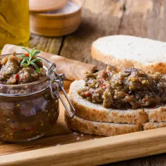 Pyszna pasta z bakłażana z ziołami i papryką, podana na chlebie. Idealna na przekąskę.
