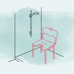 Ein roter Duschstuhl mit Aussparung steht in einer Dusche neben einer Duschstange. Ein Duschstuhl auf Rezept für mehr Sicherheit.