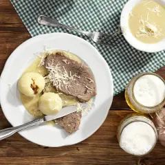 Deftiges Krenfleisch-Rezept mit Klößen, Soße und Bier. Ein Genuss für jeden Fleischliebhaber!