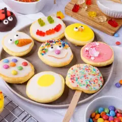 Bunte Kekse, inspiriert vom omas amerikaner rezept, mit Zuckerguss und Streuseln, Gummibärchen und Smarties verziert.