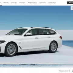Białe BMW 530e Touring z napędem hybrydowym, prezentowane na stronie konfiguratora.
