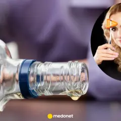 Jak sobie przypomnieć urwany film po alkoholu? Kobieta z młoteczkiem neurologicznym w dłoni sugeruje pomoc w odzyskaniu pamięci.