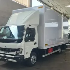 Un Fuso Canter 4x4 blanc, prêt pour l'aventure, avec sa caisse isolée Wielton.