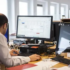Diagnoza zasilacza ATX multimetrem: Sprawdź napięcia krok po kroku