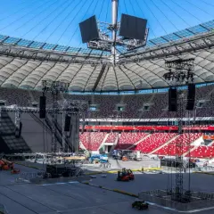Scena na Stadionie Narodowym przygotowywana do wielkich sanah koncertów 2026. Ogromna konstrukcja z ekranami i oświetleniem czeka na tłumy.