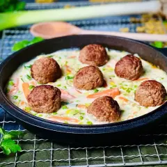 Herzhafte Frikadellen in cremiger Sauce mit Karotten und Erbsen, ein köstliches Wikingertopf Rezept.