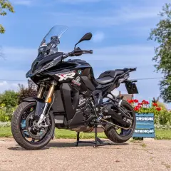 Czarny motocykl sportowo-turystyczny BMW 1000 XR na postoju, gotowy do podróży.