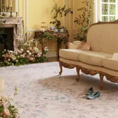 Ein Salon im Regency Stil, üppig geschmückt mit Blumen. Ein Sofa und Sessel laden zum Verweilen ein.