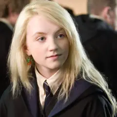 Evanna Lynch jako Luna Lovegood, z charakterystycznymi kolczykami z koralików, w szkolnym mundurku.