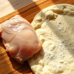 Kurczak na pizzę: surowy czy smażony? Poznaj sekret idealnego smaku
