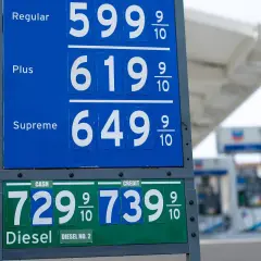 Ceny paliw w USA: litr benzyny Regular kosztuje 5,99 USD, Plus 6,19 USD, Supreme 6,49 USD. Diesel 7,29 USD (gotówka) lub 7,39 USD (karta).
