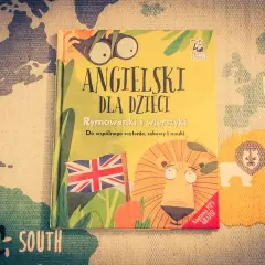 Książka "Angielski dla dzieci" z lwem i flagą Wielkiej Brytanii na tle mapy świata.
