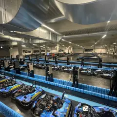 Bereit für Action auf der Kartbahn Gladbach? Mehrere Go-Karts stehen bereit, die Rennstrecke ist beleuchtet und lädt zum Gasgeben ein.
