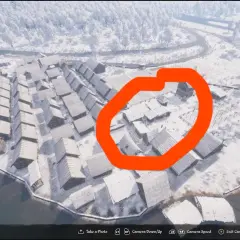 Zimowa osada w grze Medieval Dynasty. Widoczny limit budynków, zaznaczony pomarańczowym okręgiem, pokazuje gęsto zabudowany obszar.