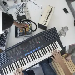 Tworzenie muzyki na żywo: syntezator dźwięku inaczej, gitara i mikser.