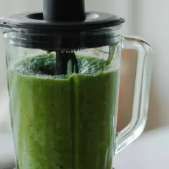 Ein grüner Smoothie wird im Mixer zubereitet. Dieses grüne Saft Rezept ist voller Vitamine.
