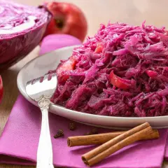 Délicieux chou rouge recette avec des pommes, cannelle et clous de girofle. Un plat coloré et savoureux.