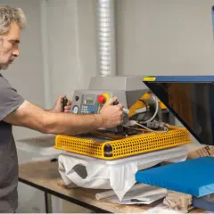 Un homme utilise une presse à chaud pour le flocage DTF sur un t-shirt blanc.