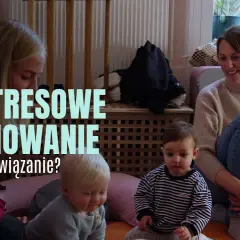 Dwie kobiety i dwoje niemowląt siedzą na podłodze.