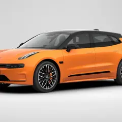 Voiture électrique orange et noire, avec une autonomie de 1000 km, prête pour de longs voyages.