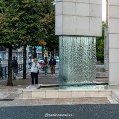 Spacerem po mieście, podziwiając nowoczesne tirana atrakcje, takie jak szklana fontanna.