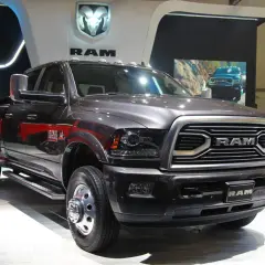 Szary Dodge Ram 3500 z podwójnymi tylnymi kołami prezentuje się imponująco na wystawie, gotowy do pokonywania trudnych terenów.