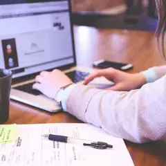 Czy egzamin teoretyczny na prawo jazdy jest trudny? Oto prawda o wyzwaniach
