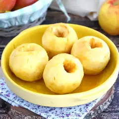 Mele cotte al forno, profumate e succose, come quelle della ricetta della nonna. Un dolce semplice e delizioso.
