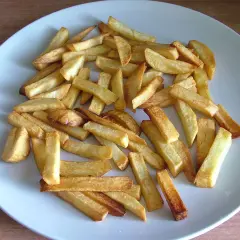 Złociste frytki z piekarnika, idealne dla dbających o linię. Sprawdź ich niskie frytki z piekarnika kcal!