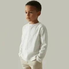 Biała bluza dla chłopca: must-have! Jak wybrać, stylizować i dbać?