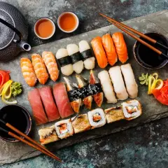 Piękne składniki do sushi: krewetki, łosoś, tuńczyk, węgorz, ryż, imbir, wasabi i sos sojowy.