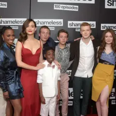 Die Besetzung von Shameless feiert 100 Episoden. Die Schauspieler posieren auf dem roten Teppich.