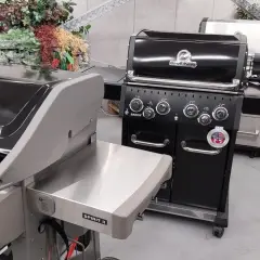 Dwa grille gazowe, Weber i Broil King, stoją obok siebie. Zastanawiasz się, jaki grill gazowy wybrać?