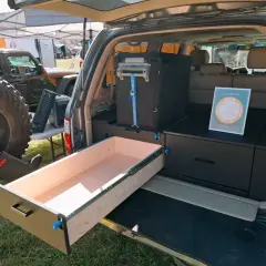 Aménagement de coffre de véhicule tout-terrain avec un tiroir coulissant en bois, idéal pour fabriquer un tiroir coulissant en bois pratique pour le camping.