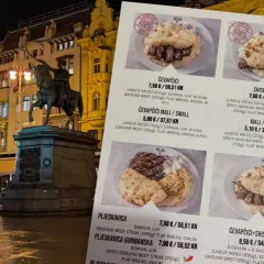 Menu z chorwackim jedzeniem: ćevapčići, pljeskavica i shish ćevapi. Smaki Chorwacji na talerzu.