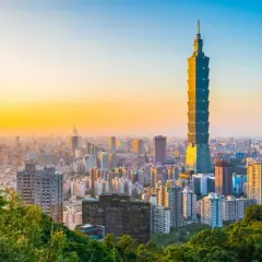 Zachód słońca nad Tajpej, z dominującym wieżowcem Taipei 101.
