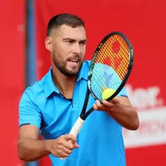 Jerzy Janowicz, z rakietą i piłką, może symbolizować koniec kariery.