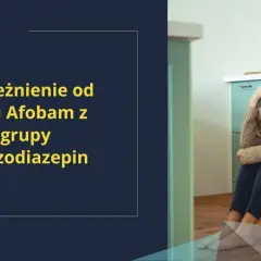 Smutna kobieta siedzi na podłodze w kuchni, zmagając się z uzależnieniem od leku Afobam.