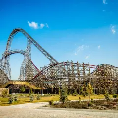Ogromna drewniana kolejka górska w Energylandii, zapowiadająca niezapomniane **energylandia atrakcje ekstremalne**.