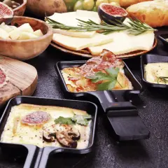 Une alternative raclette gourmande : fromage fondu, charcuterie, champignons, tomates cerises et pain croustillant.